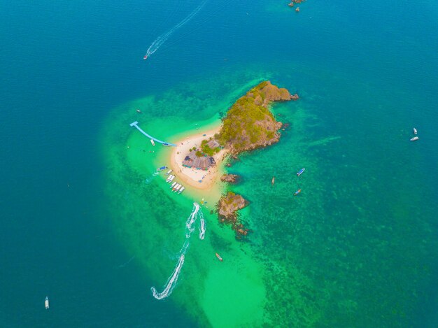 Foto vista ad alto angolo della piscina