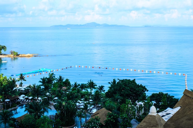 Foto vista ad alto angolo della piscina