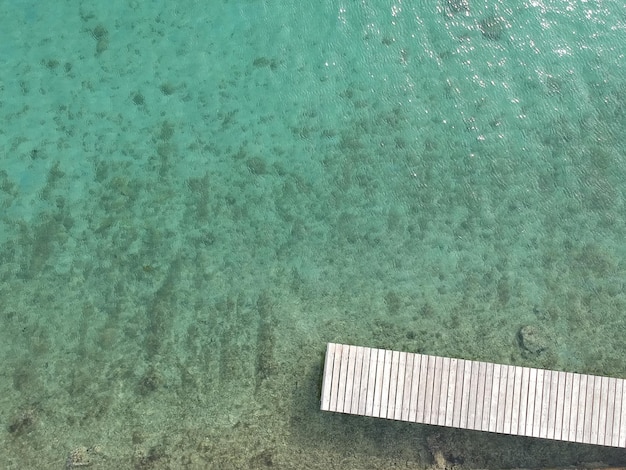 Foto vista ad alto angolo della piscina