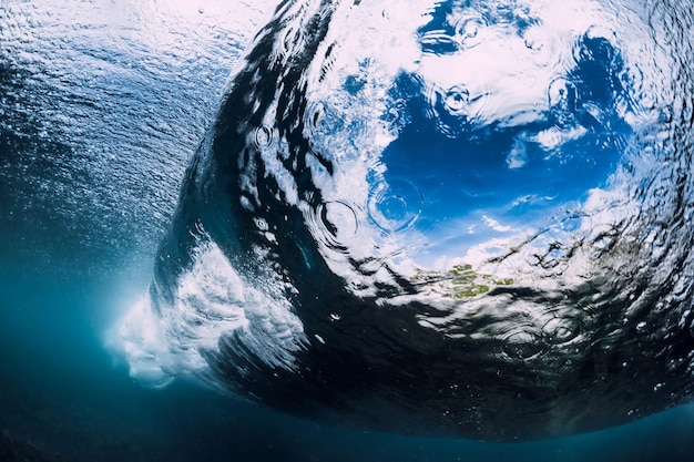 海で水泳する高角度の景色