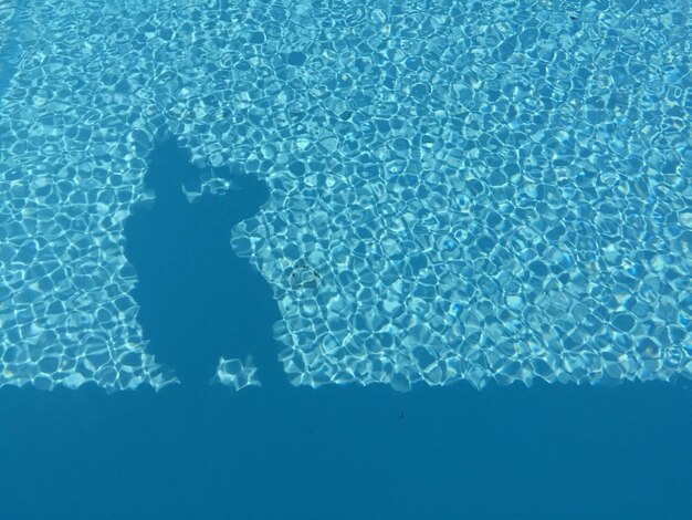 Foto vista ad alta angolazione di nuoto sott'acqua in piscina