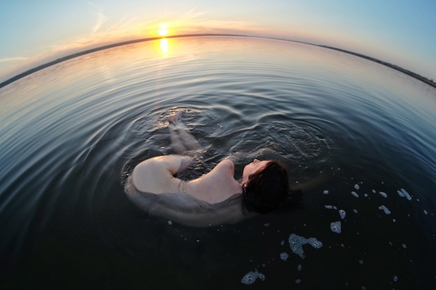 Foto vista ad alta angolazione del nuoto in acqua