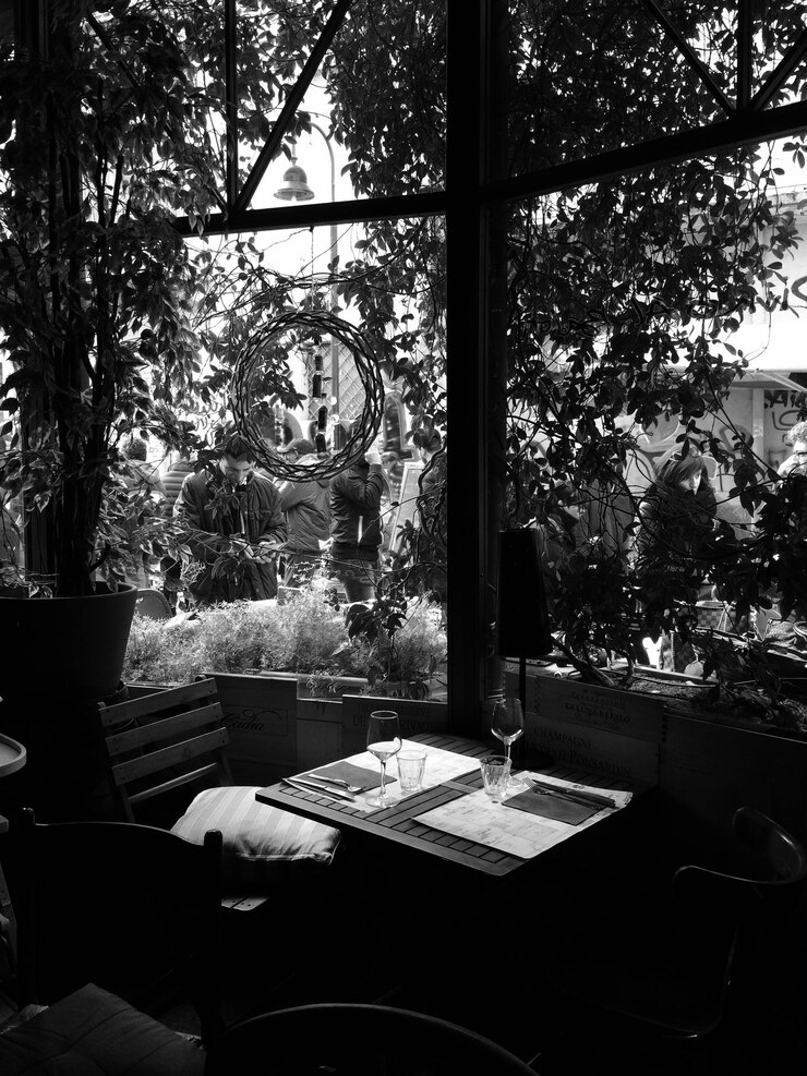 फोटो high angle view of table and chairs by window in restaurant