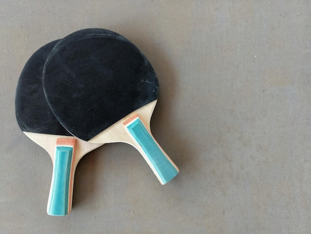 Photo high angle view of table tennis rackets on table