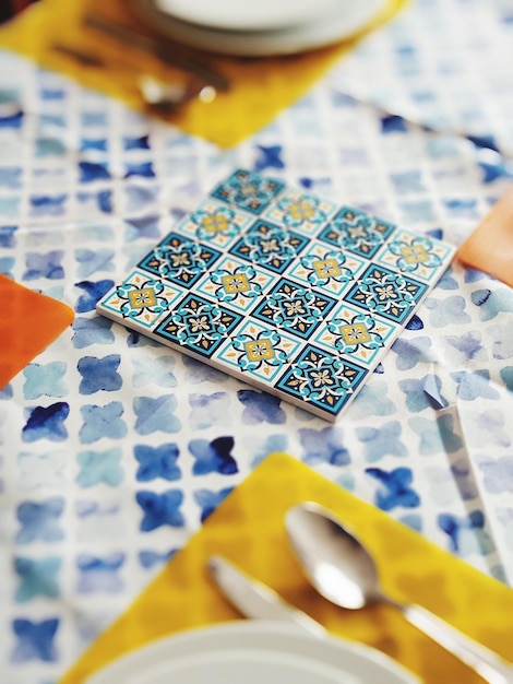 Photo high angle view of table with blue tablecloth