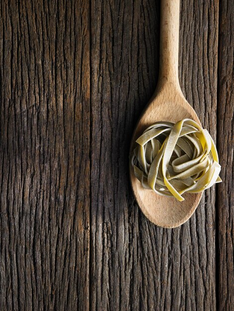 Photo high angle view of tagliatelle pasta on table