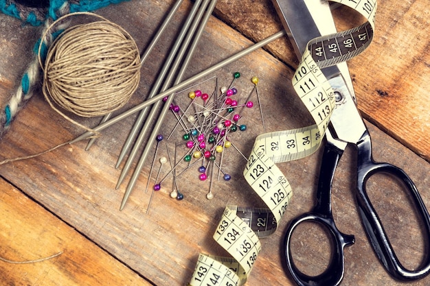 Photo high angle view of tape measure and scissor on wooden table