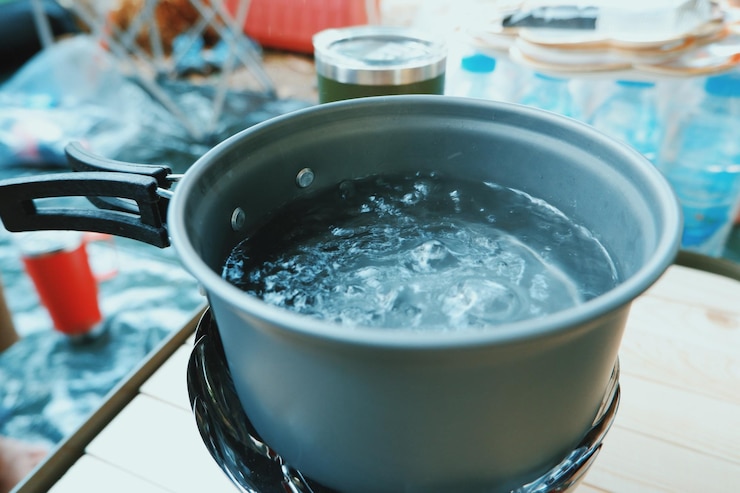 Photo テーブルの上のボウルに置かれた茶の高角度の景色