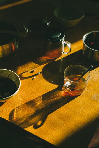 Photo high angle view of tea cup and pills on the wooden table breakfast with sunlight