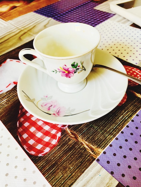 Foto vista ad alta angolazione della tazza di tè sul tavolo