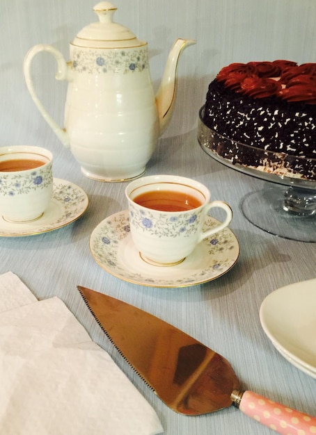 Foto vista ad alta angolazione di tazze di tè e torte al cioccolato sul tavolo