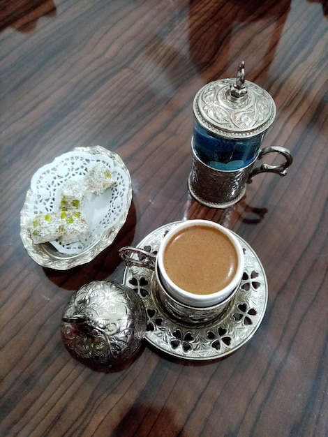 Foto vista ad alta angolazione del tè e del cibo dolce sulla tavola