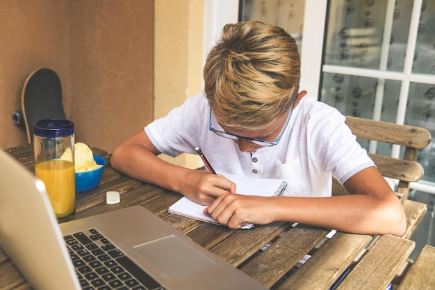 Photo high angle view of teenager writing on diary