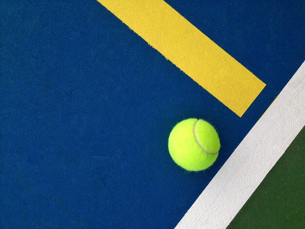 Vista ad alta angolazione della palla da tennis sul campo
