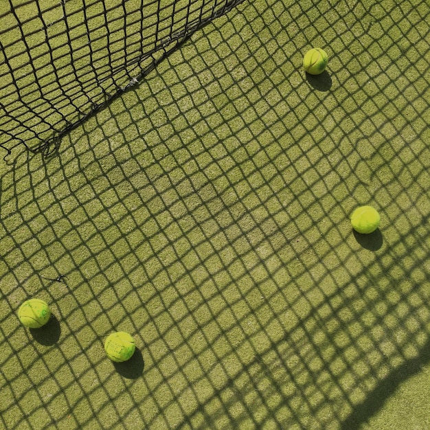 Foto vista ad alta angolazione delle palle da tennis sul campo erboso del campo