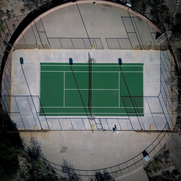 Foto vista ad alto angolo del campo da tennis