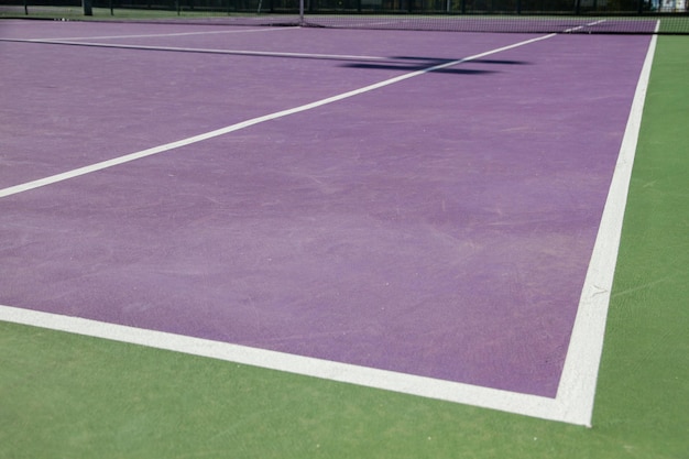 Высокоугольный вид на теннисный корт