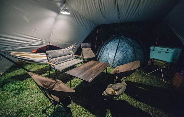 Foto vista ad alto angolo della tenda sul campo