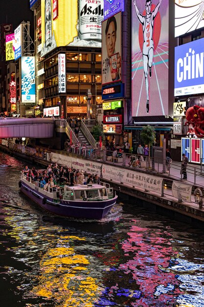 夜の街の運河のテキストの高角度のビュー