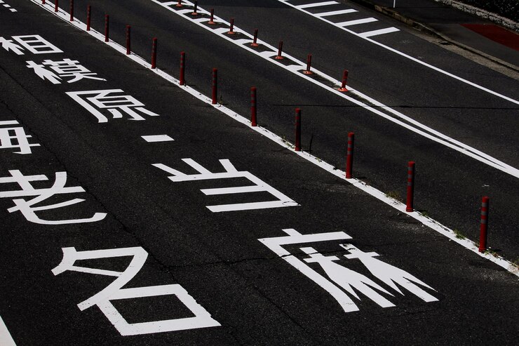 Photo 道路上のテキストとマークの高角度の視界