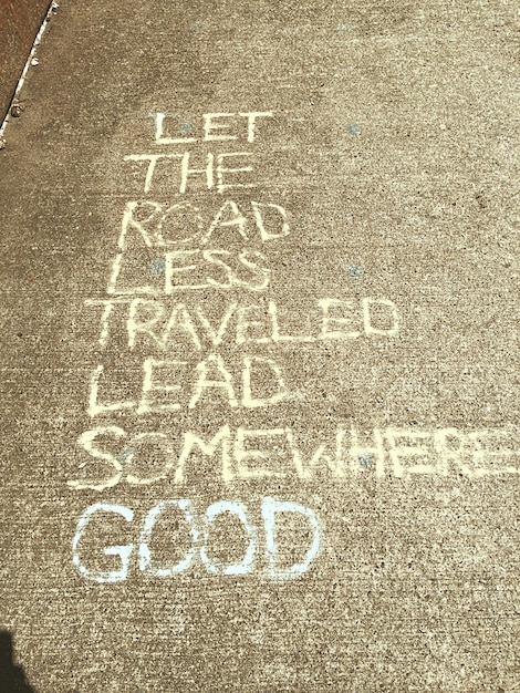 Foto vista ad alta angolazione del testo scritto sulla strada