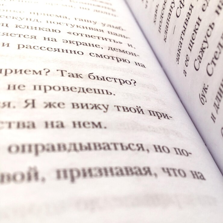 Фотография высокоугольный вид текстов на книге
