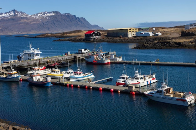 Foto vista ad alta angolazione del porto di djupivogur