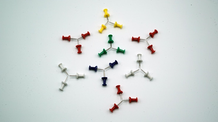Photo high angle view of thumb tacks arranged on white background