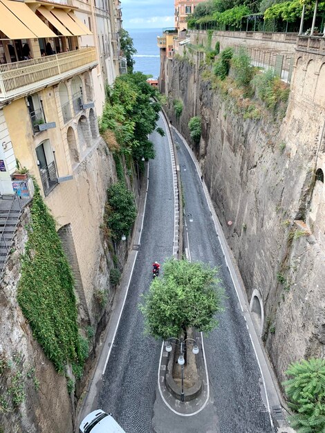 Photo high angle view of tight bend in road at sorrento