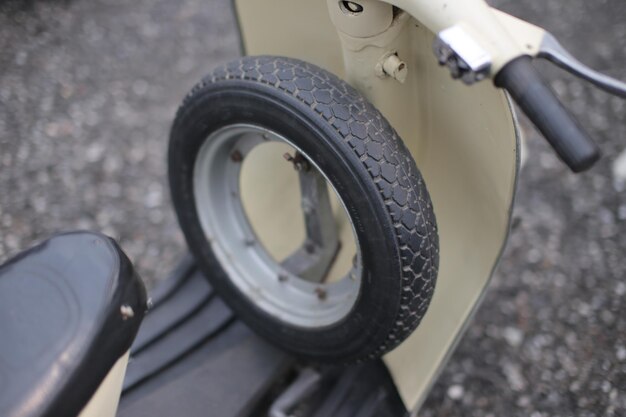 Photo high angle view of tire on motor scooter