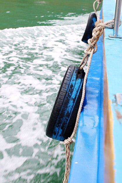 Photo high angle view of tire tied on boat in sea