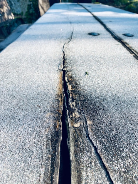 Foto vista ad alto angolo delle tracce di pneumatici sulla strada