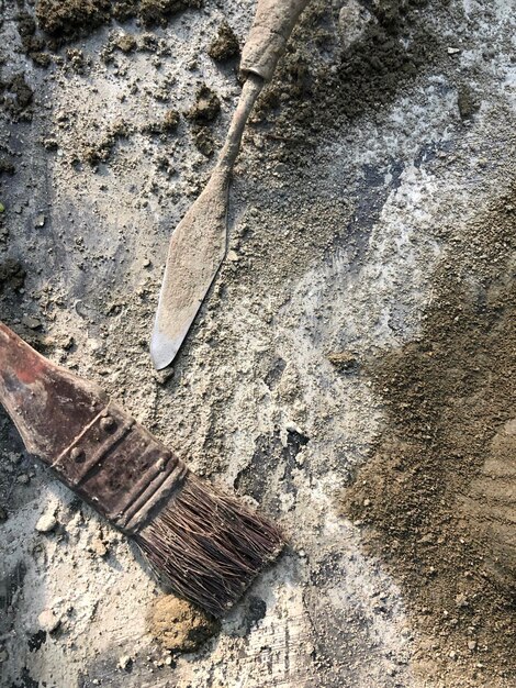 Foto vista ad alto angolo delle tracce dei pneumatici sulla parete