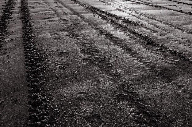 Photo high angle view of tire tracks on wet road