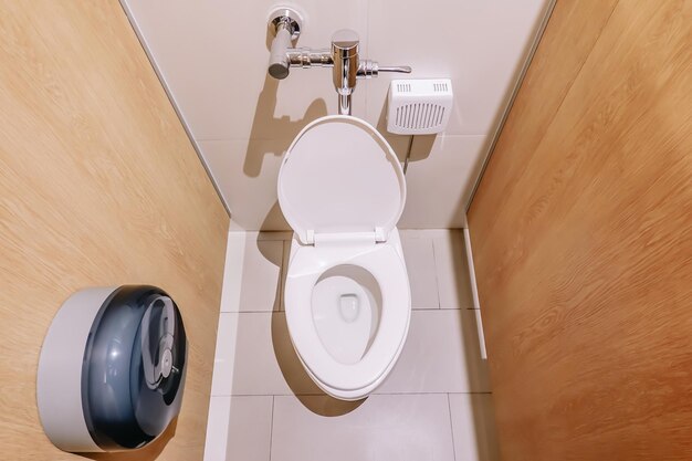 Foto vista ad alto angolo della toilette