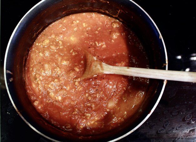 Foto vista ad alto angolo della salsa di pomodoro in padella