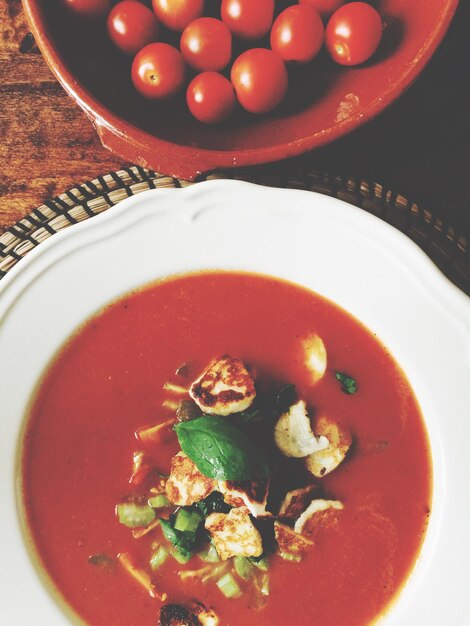 Photo high angle view of tomato soup served in plate