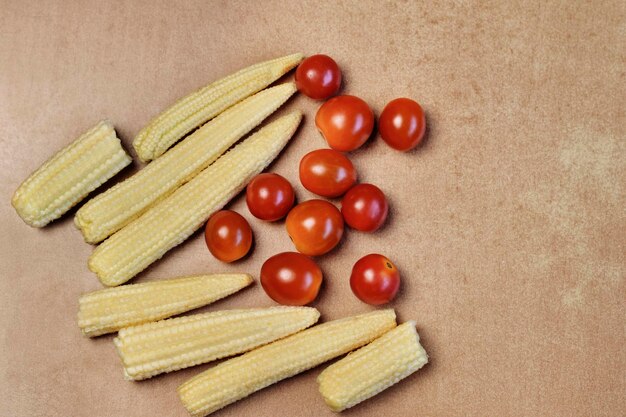 Vista ad alta angolazione dei pomodori e del baby corn