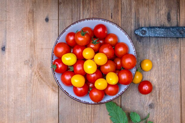 Photo high angle view of tomatoes in bowl on table