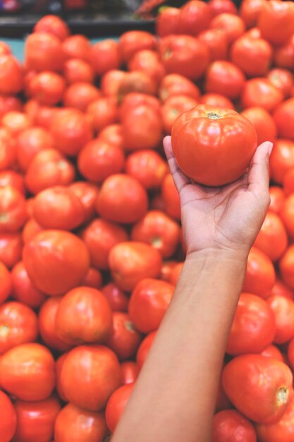 Photo high angle view of tomatoes in market