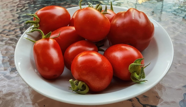 Foto vista ad alta angolazione dei pomodori sul piatto sul tavolo