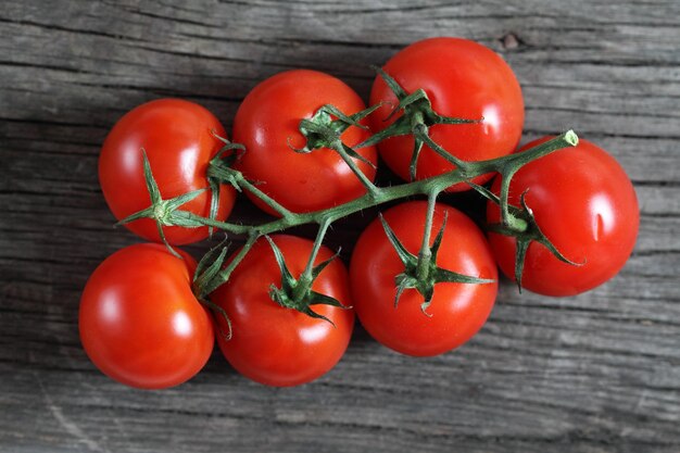 Photo high angle view of tomatoes on table