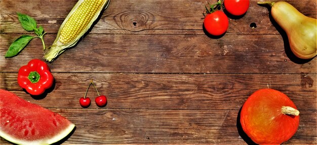 Photo high angle view of tomatoes on table