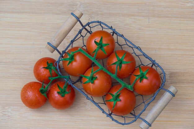 Photo high angle view of tomatoes on table