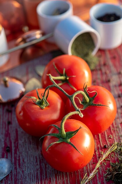 Photo high angle view of tomatoes on table