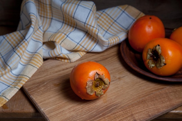 Photo high angle view of tomatoes on table