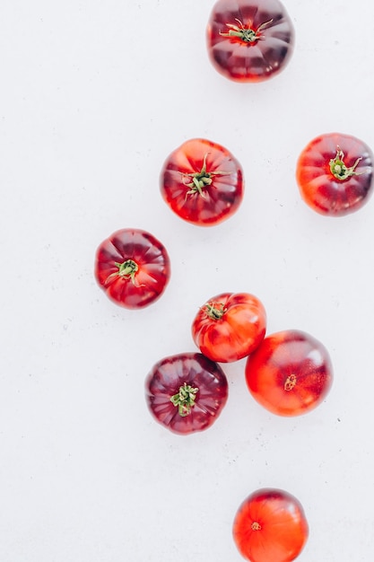 Foto vista ad alto angolo di pomodori su sfondo bianco