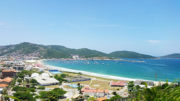 空に向かって海から観光リゾートの高角度の景色