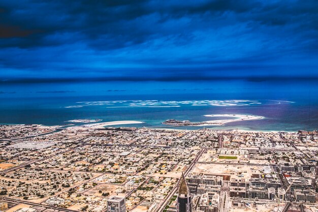Foto vista ad alto angolo della città dal mare contro il cielo