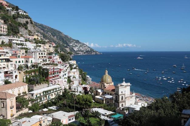 Vista ad alto angolo della città dal mare contro il cielo